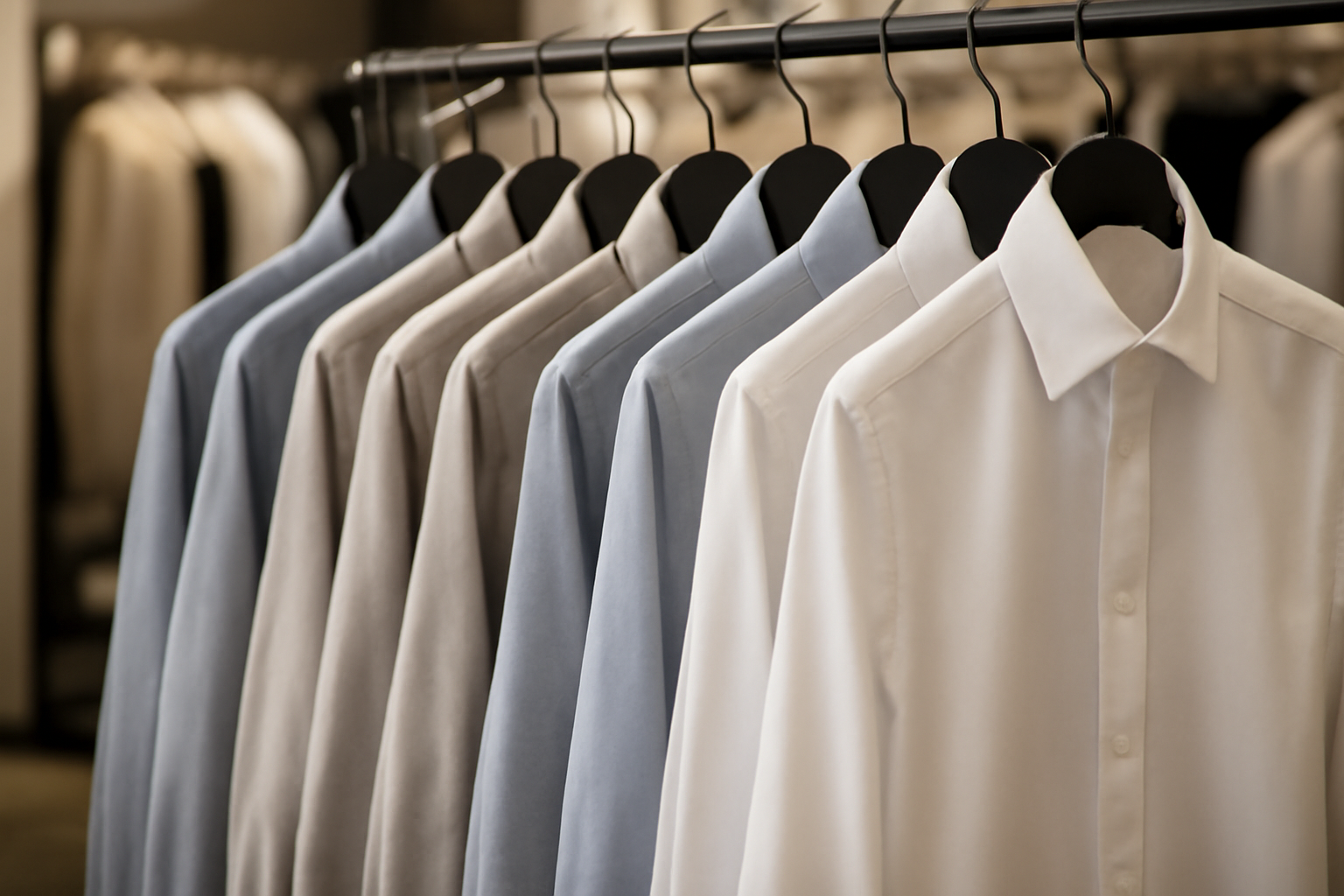 chemises alignées sur cintres en boutique