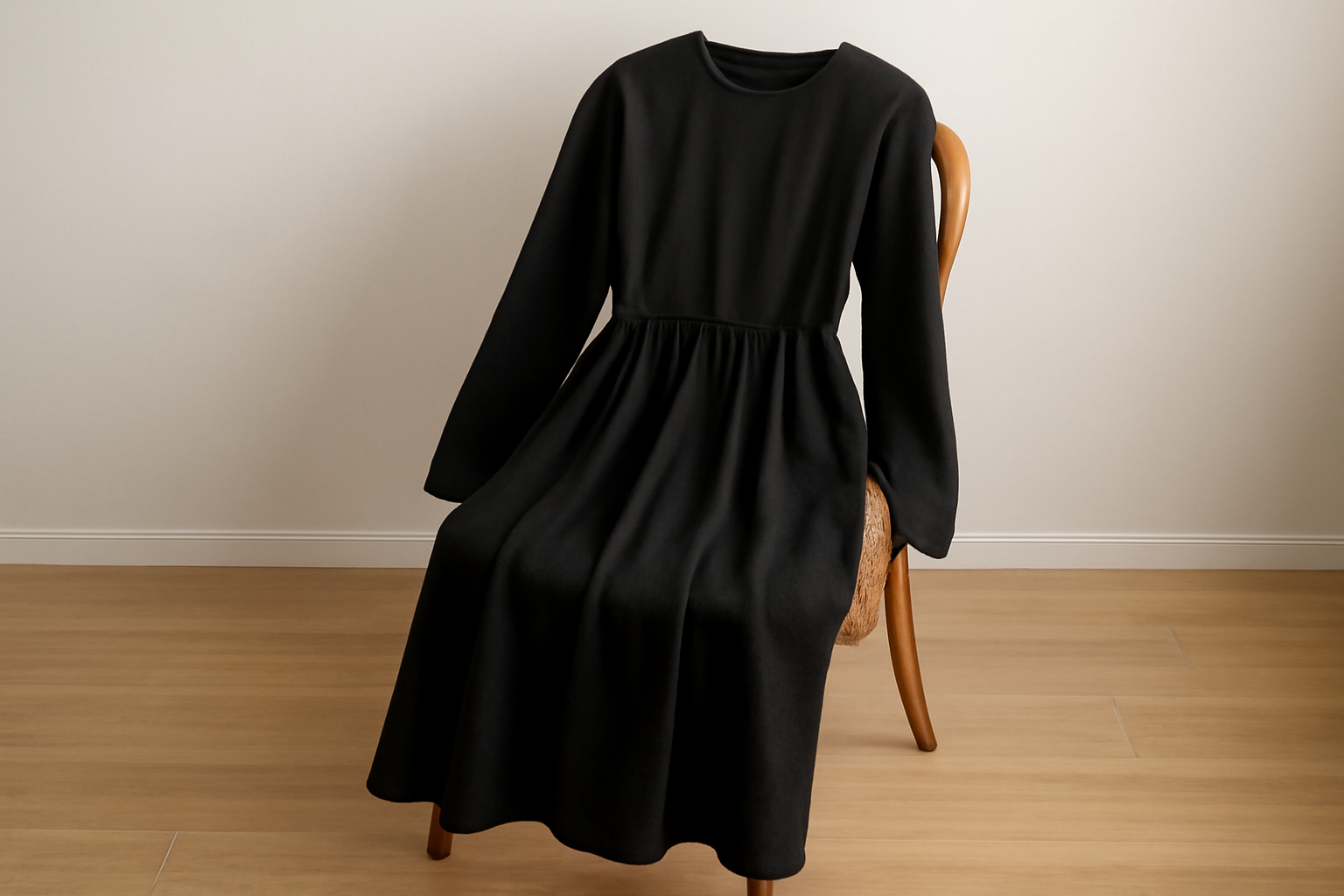 robe à manches longues posée sur chaise