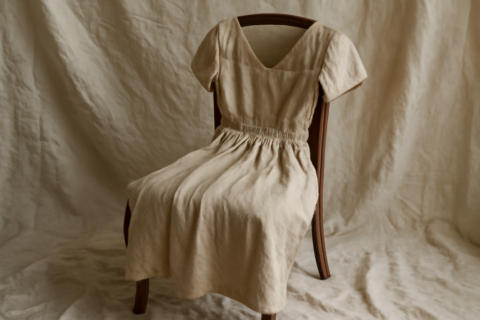 robe posée sur une chaise froissée en coton