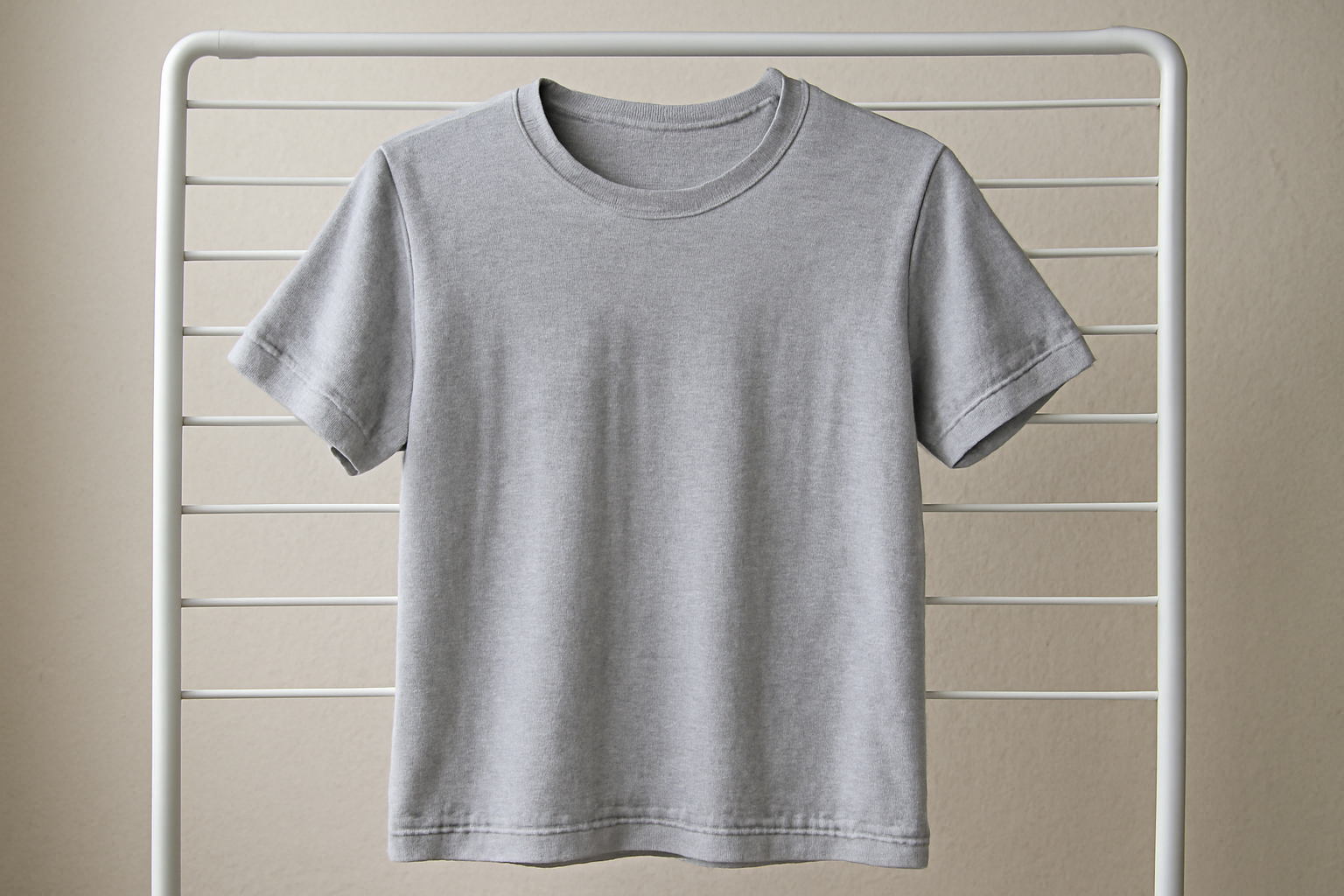 t-shirt étendu sur étendoir après lavage