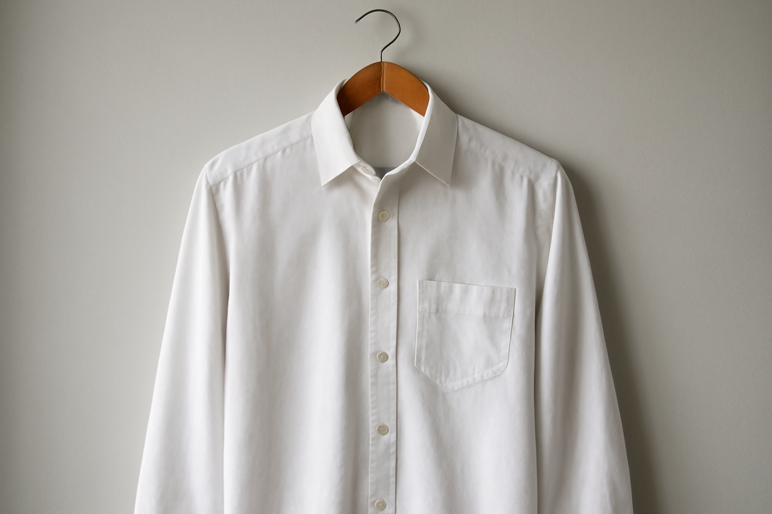 chemise blanche moins brillante sur cintre