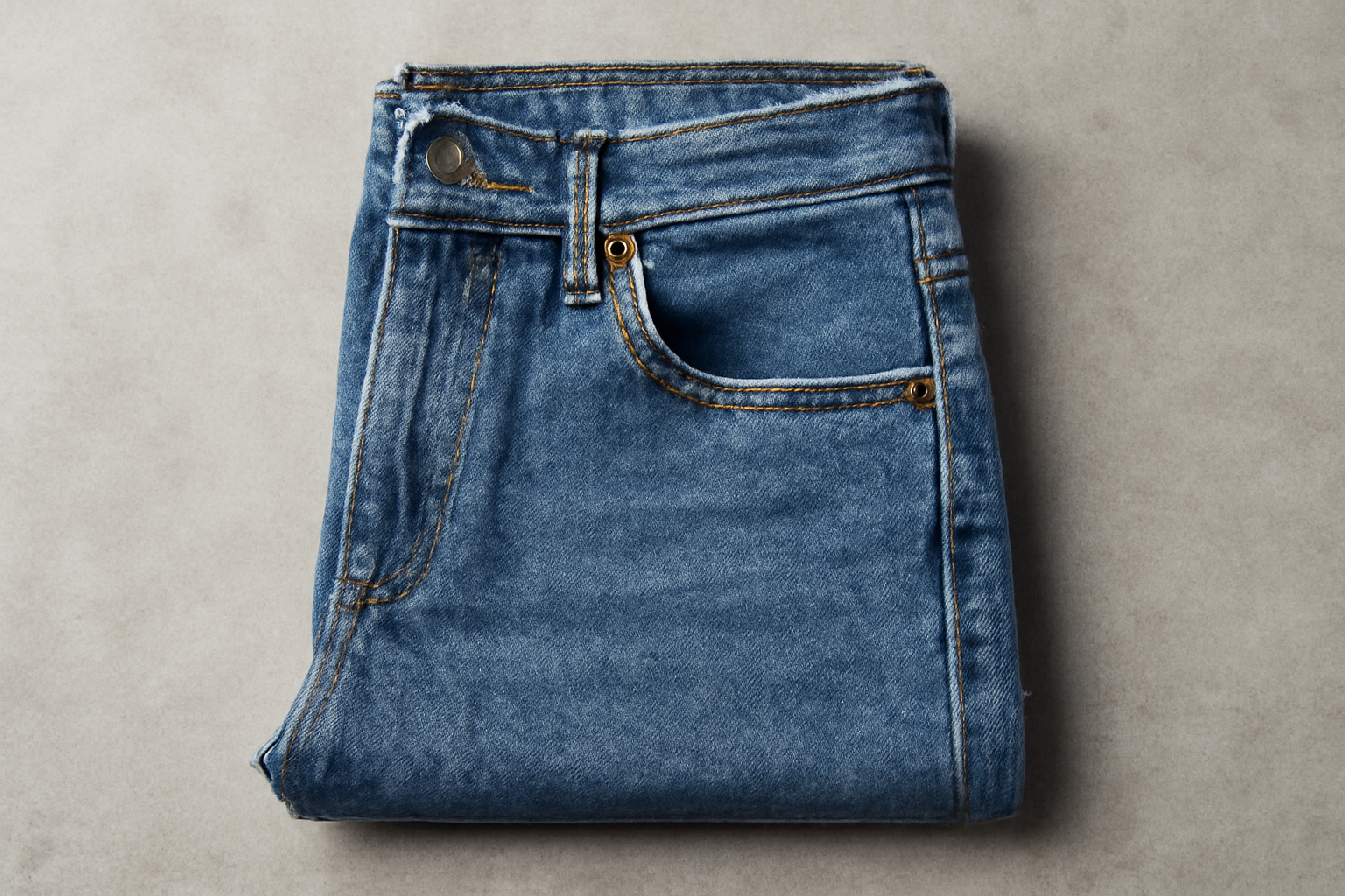 tendancemagasin-denim-garder-forme jean plié avec texture denim visible