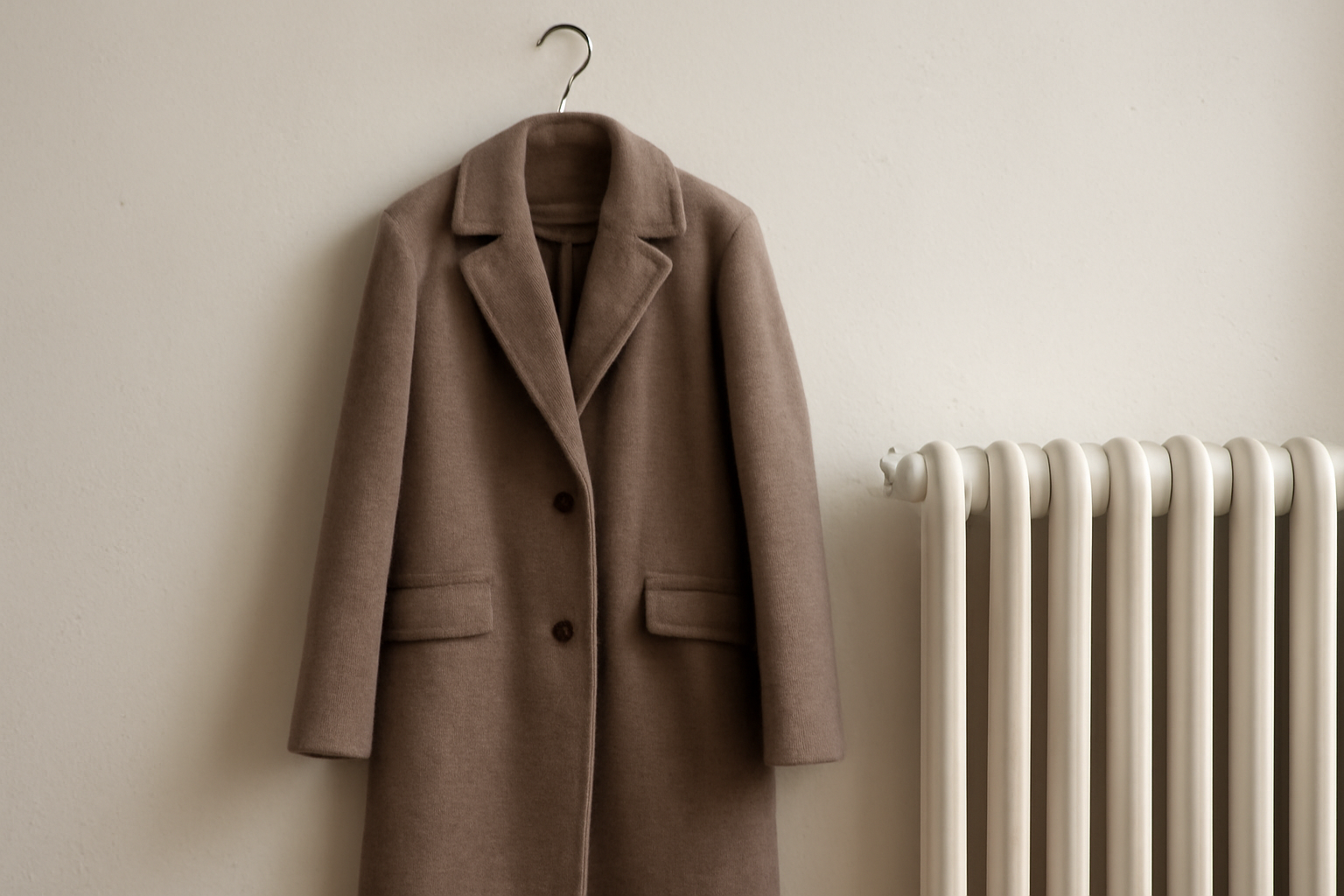 manteau suspendu près d'un radiateur