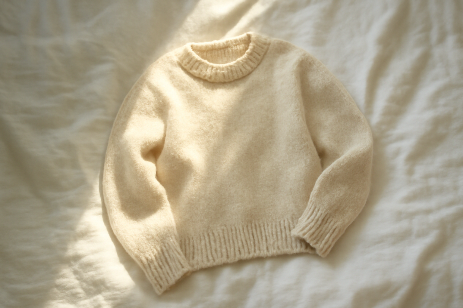 tendancemagasin-maille-peau-sensible jumper doux posé sur lit lumineux