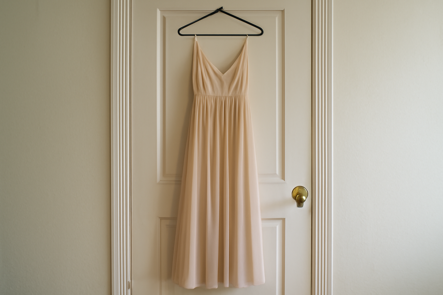 robe fluide suspendue sur porte