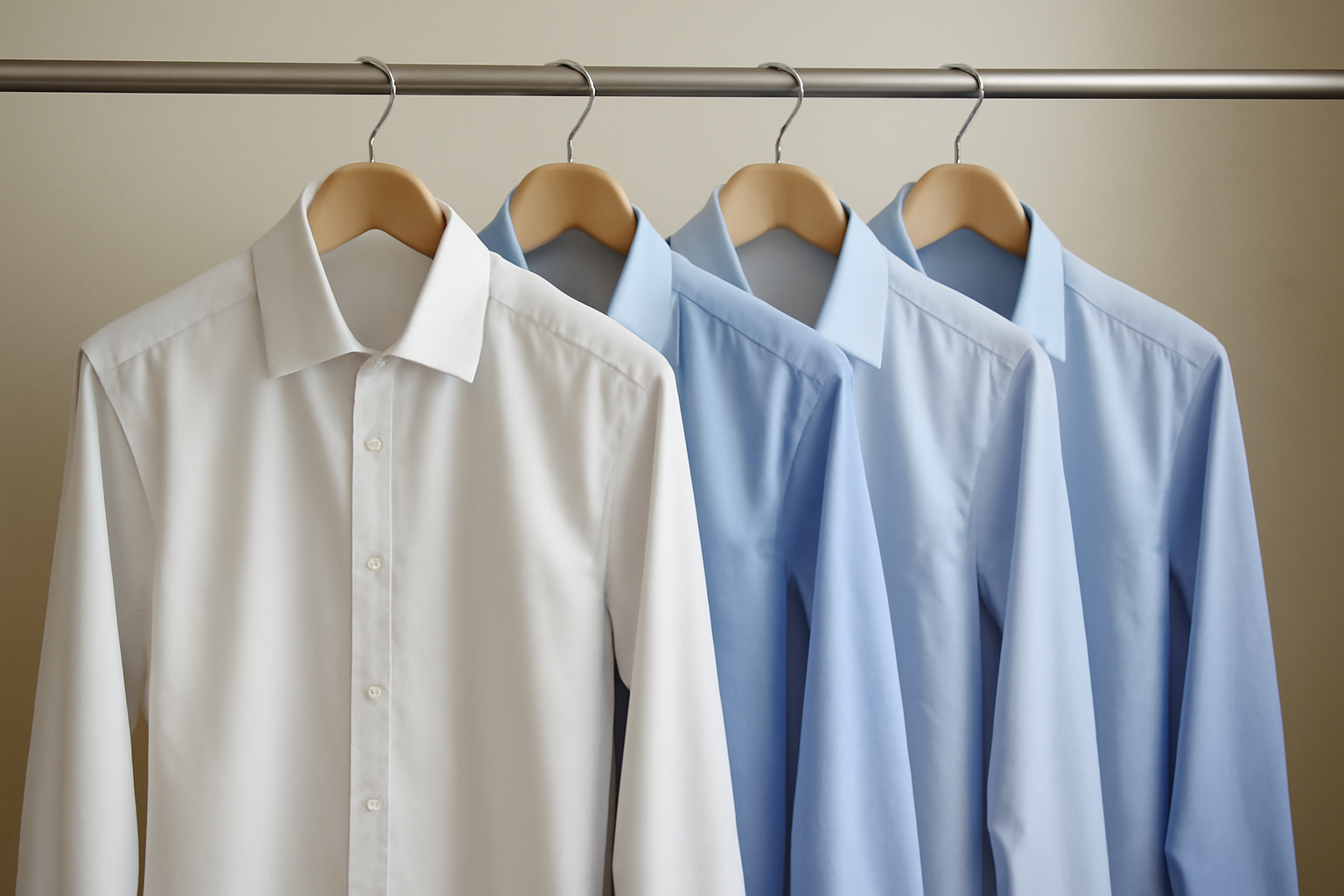 tendancemagasin-chemise-oxford-ou-popeline-bureau chemises repassées suspendues sur cintres