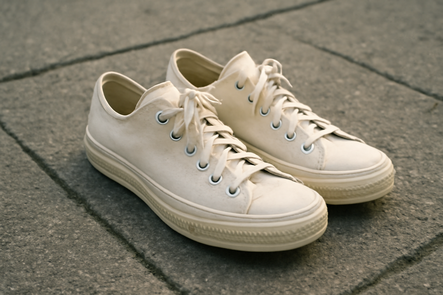 tendancemagasin-decoloration-chaussures-toile baskets en toile posées sur trottoir