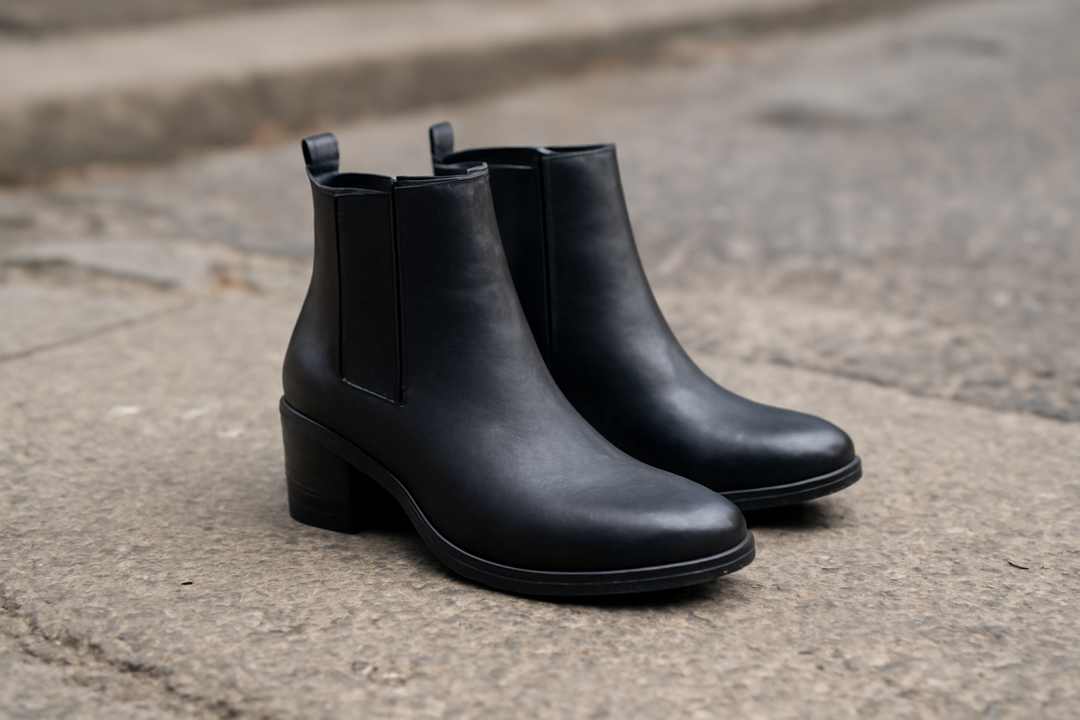 paire de bottines posée sur sol urbain