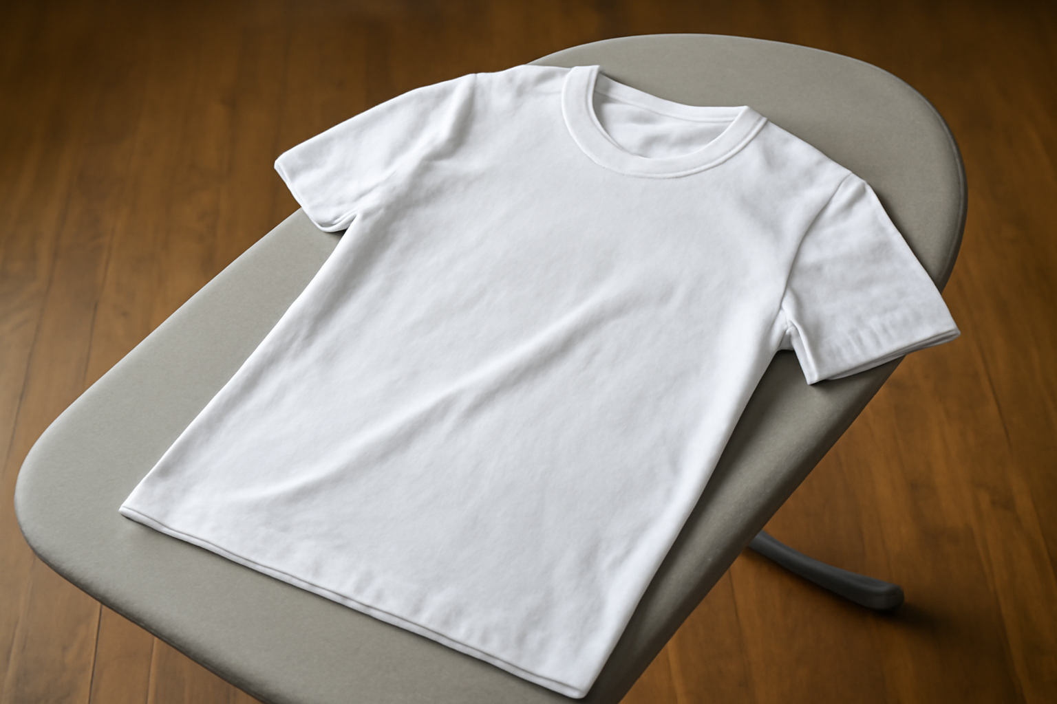 tendancemagasin-entretien-tshirt-blanc t-shirt blanc posé sur planche à repasser