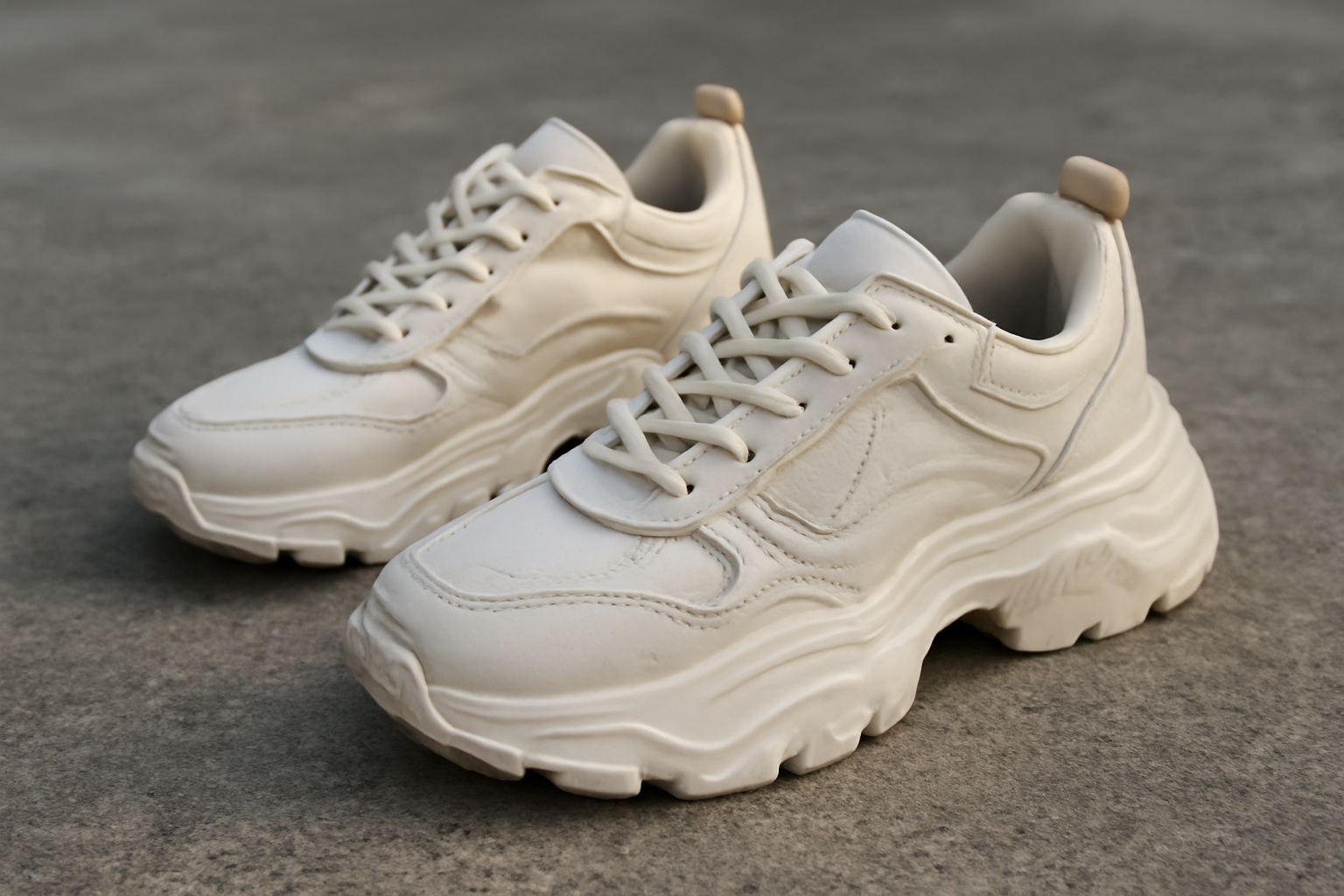 paire de baskets au design massif sur sol