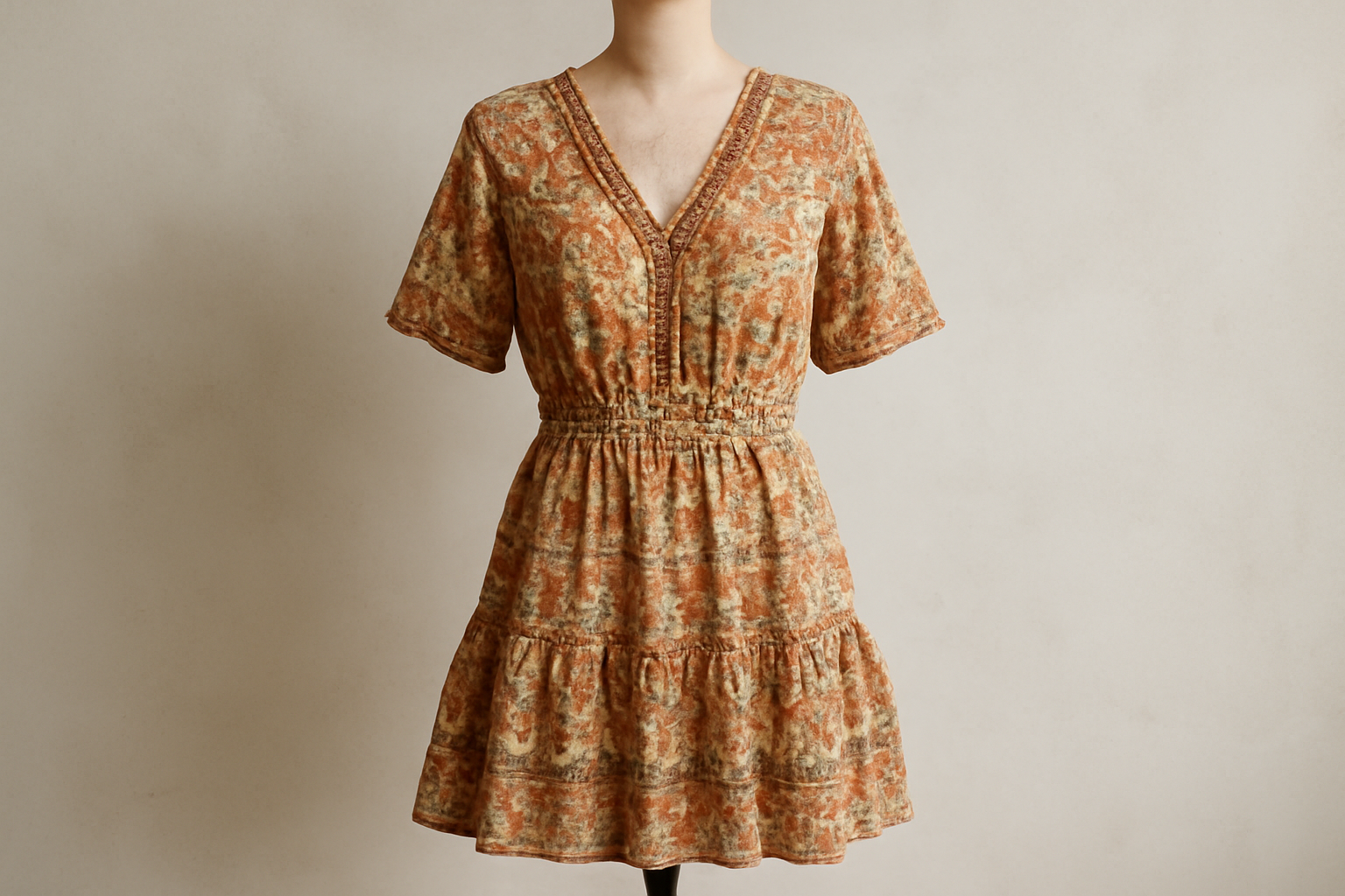 tendancemagasin-loulou-studio-investissement robe courte bohème exposée sur mannequin