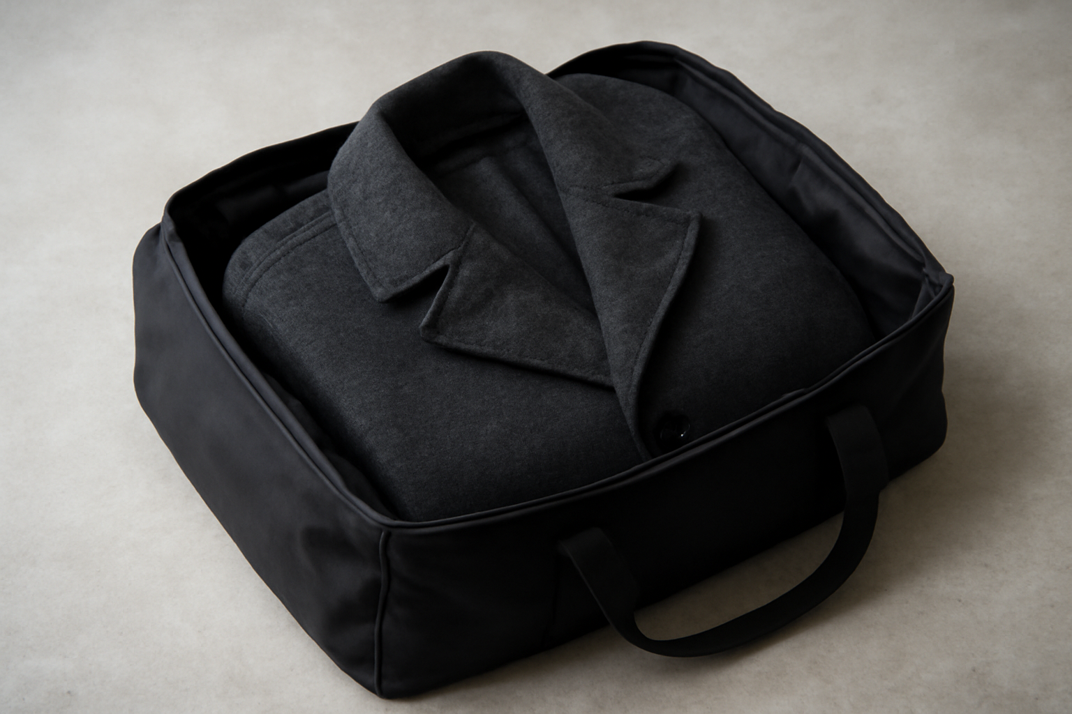 tendancemagasin-manteau-compact-voyager manteau roulé dans sac cabine minimal