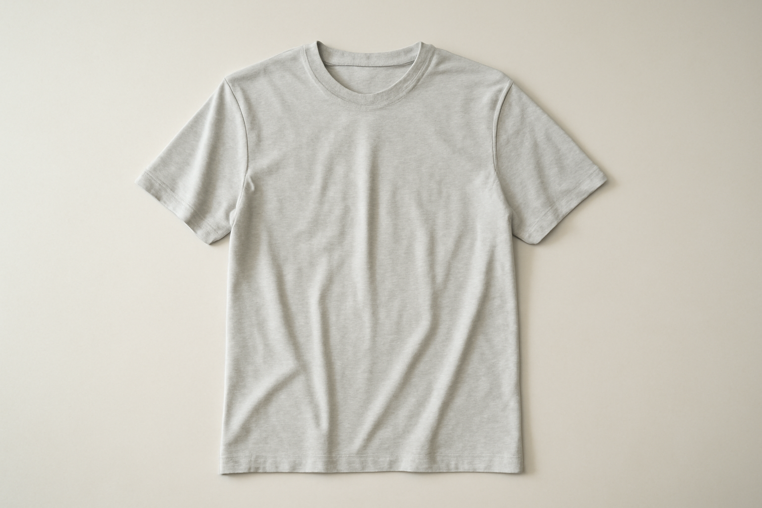 tendancemagasin-tissu-t-shirt-ete-respirant t-shirt léger posé sur surface claire