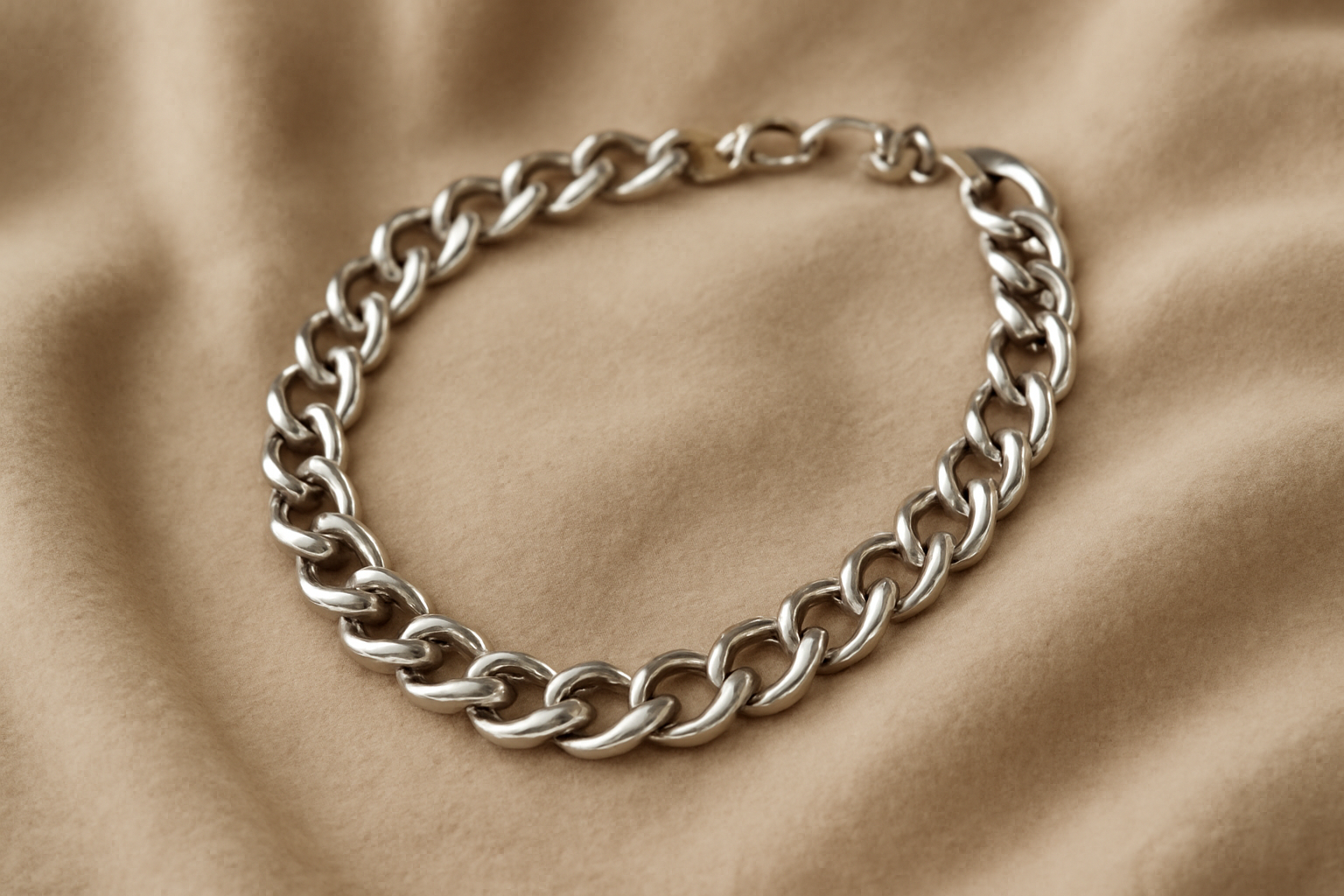 tendancemagasin-accessoires-metal-eclat collier métallique posé sur tissu doux