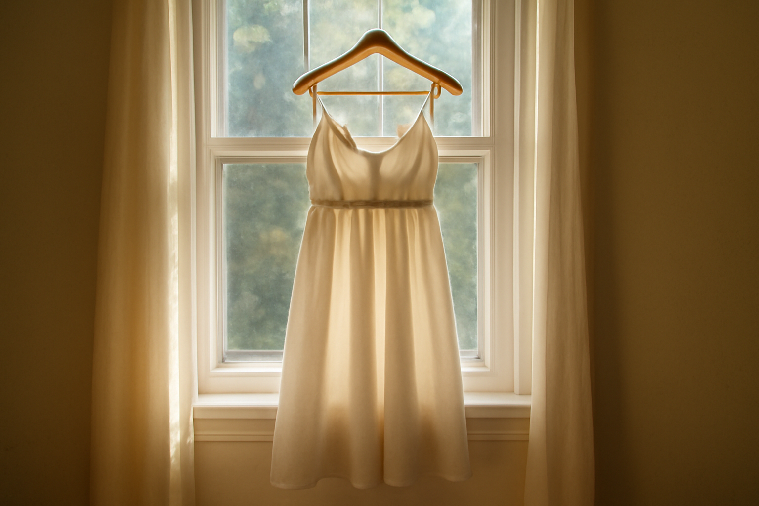 tendancemagasin-tissu-robe-ete-non-transparent robe suspendue près d'une fenêtre ensoleillée