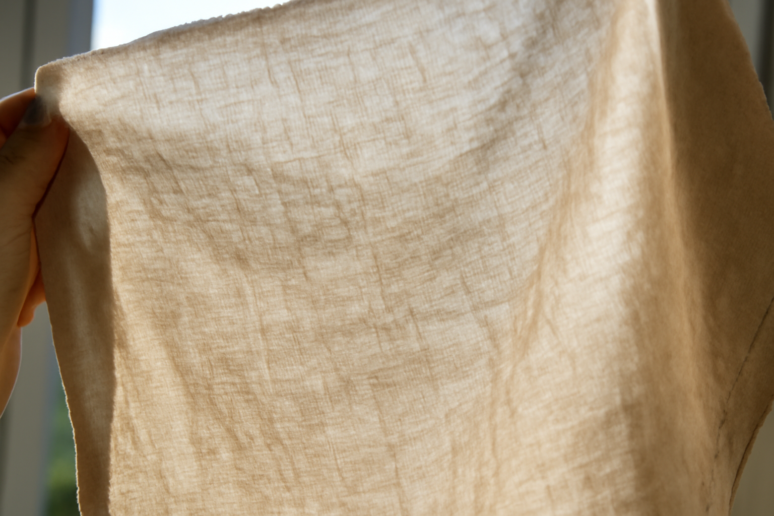 tendancemagasin-tissus-transparent-lumiere tissu tenu face à la lumière du jour
