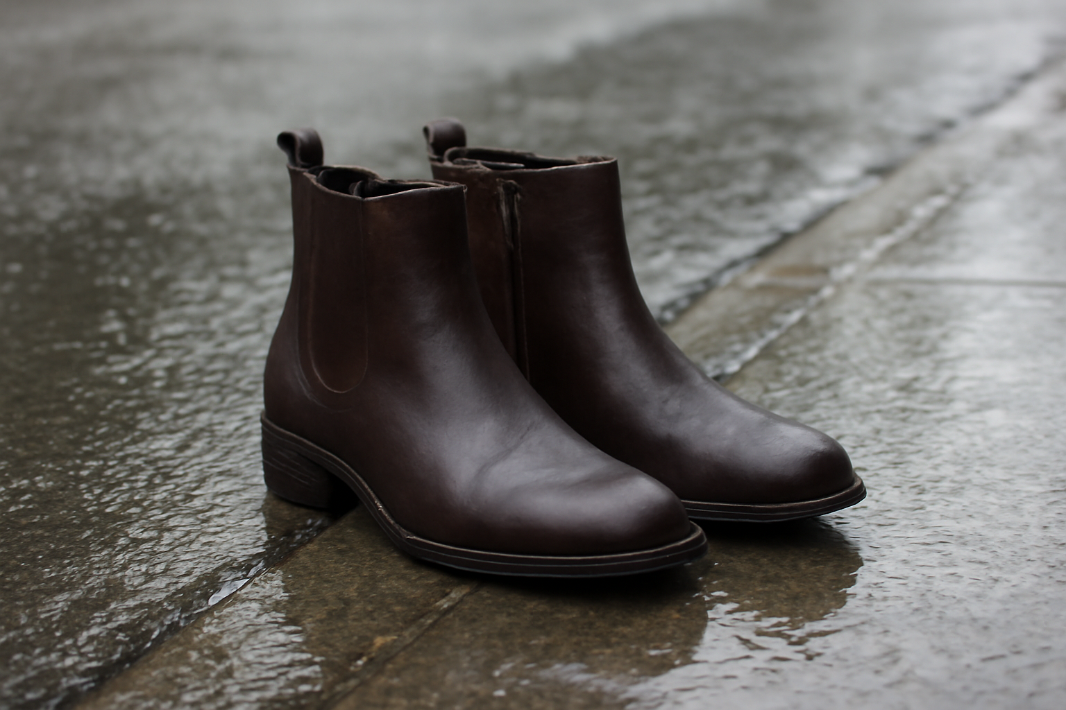 tendancemagasin-columbia-sorel-bottines bottines posées sur trottoir mouillé