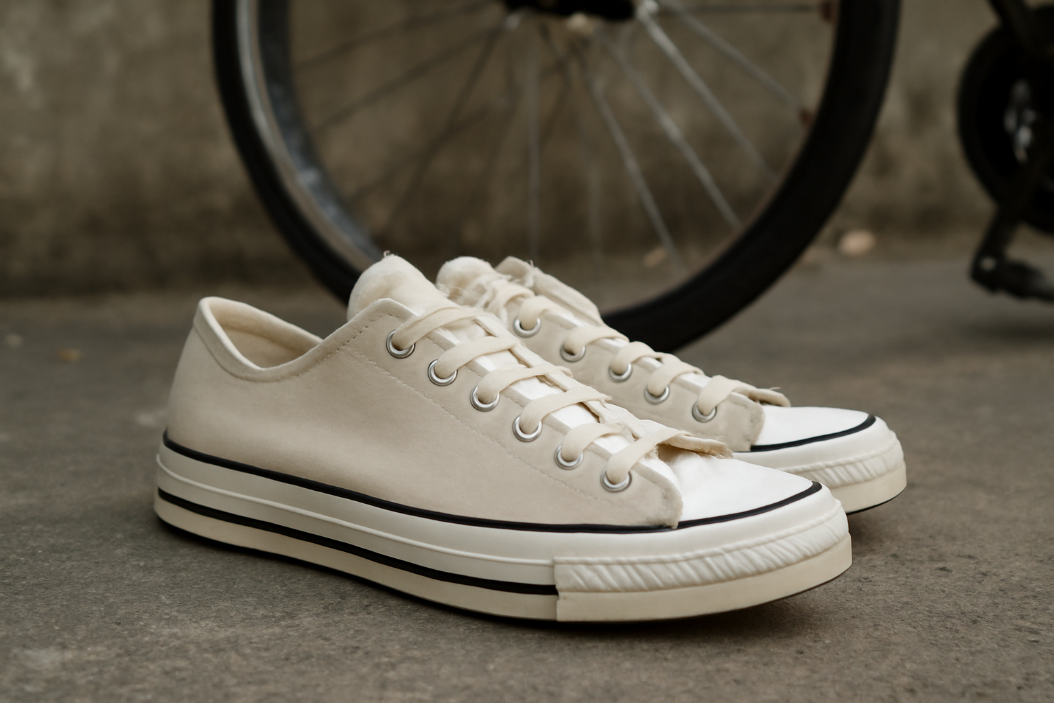 tendancemagasin-keds-fila-baskets-toile baskets toile posées près d'un vélo