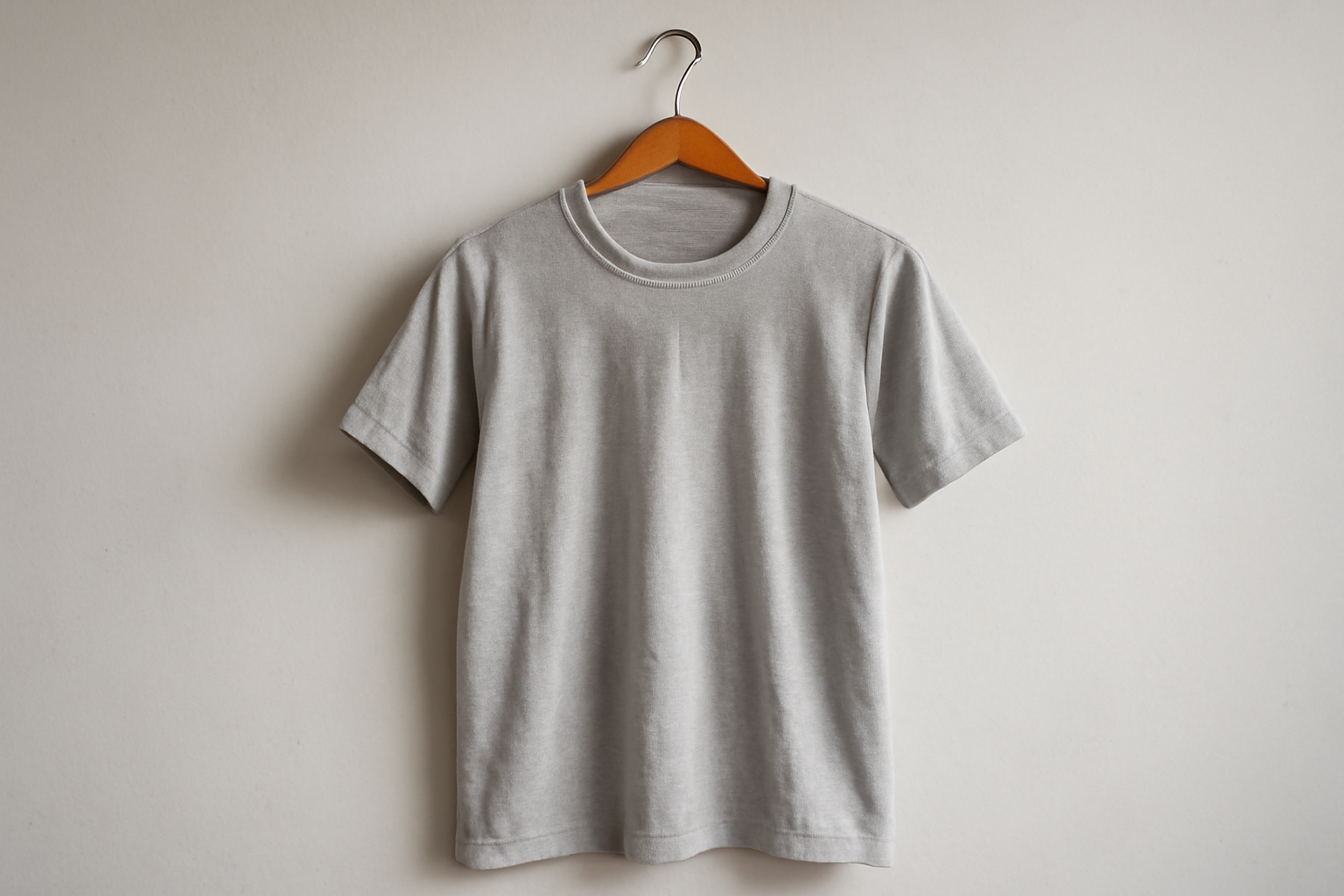 tendancemagasin-t-shirts-detendent-apres-ports tshirt pendu sur un porte-manteau avec plis