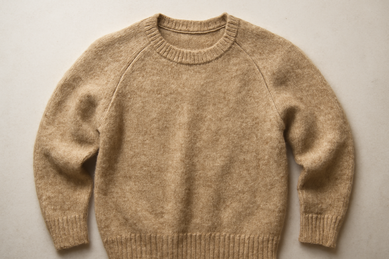 tendancemagasin-tricots-boulochage pull en maille posé avec quelques bouloches visibles