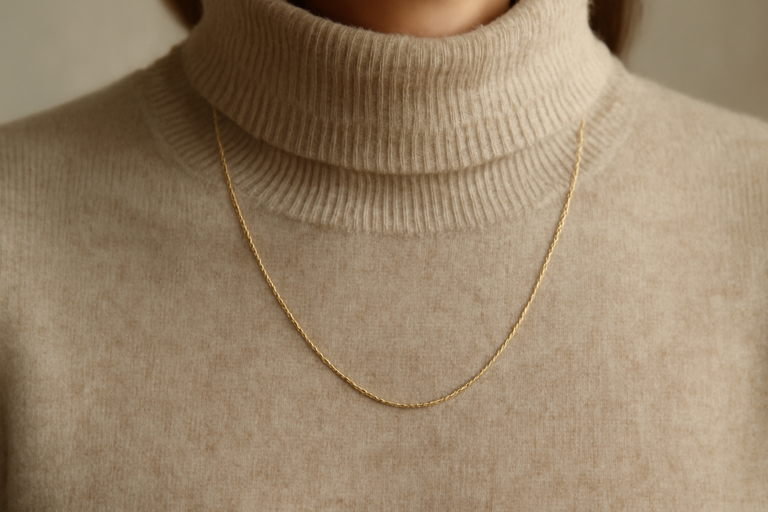 tendancemagasin-bijoux-discrets-col-roule collier fin posé sur un pull col roulé