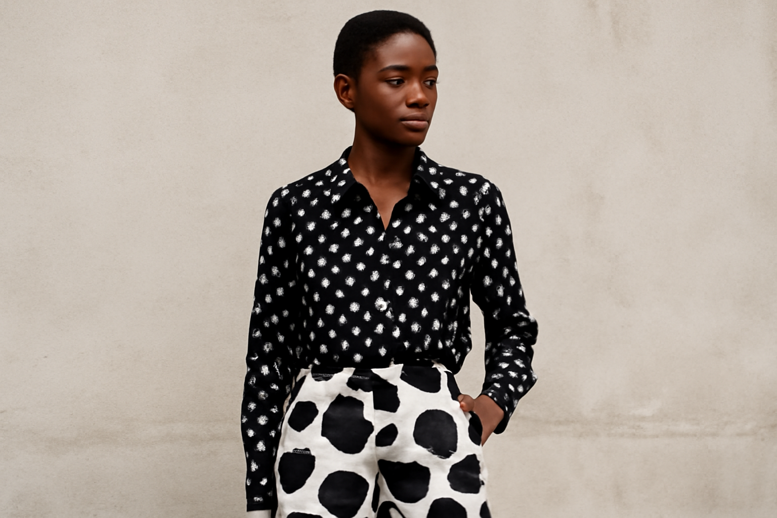 tendancemagasin-imprime-moderniser-monochrome personne portant motif contrastant tenue monochrome