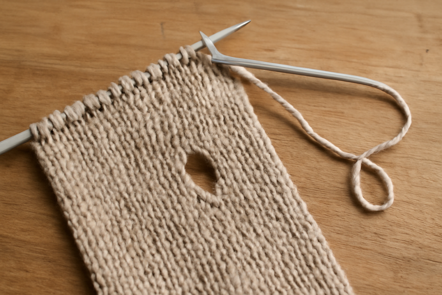 tendancemagasin-pourquoi-accroc-maille-sagrandit ouvrage maille avec accroc visible sur table