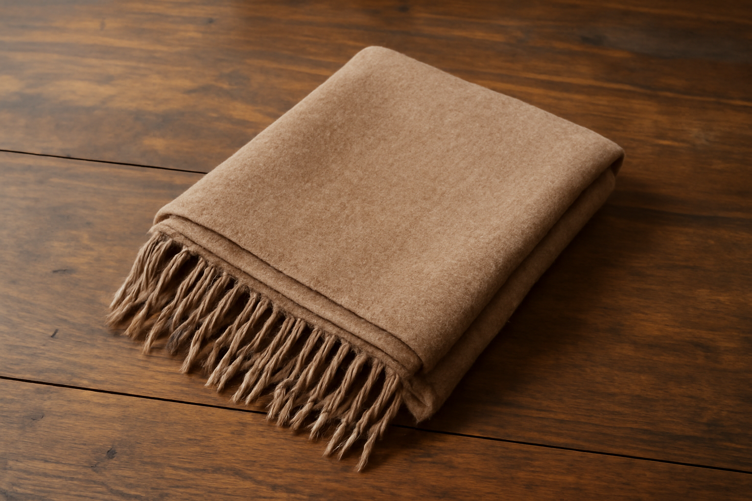 tendancemagasin-quel-foulard-pour-rafraichir-look foulard plie sur une table en bois