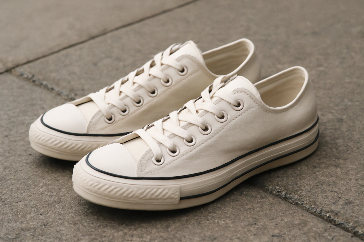 tendancemagasin-superga-baskets-look-casual paire de baskets en toile sur trottoir