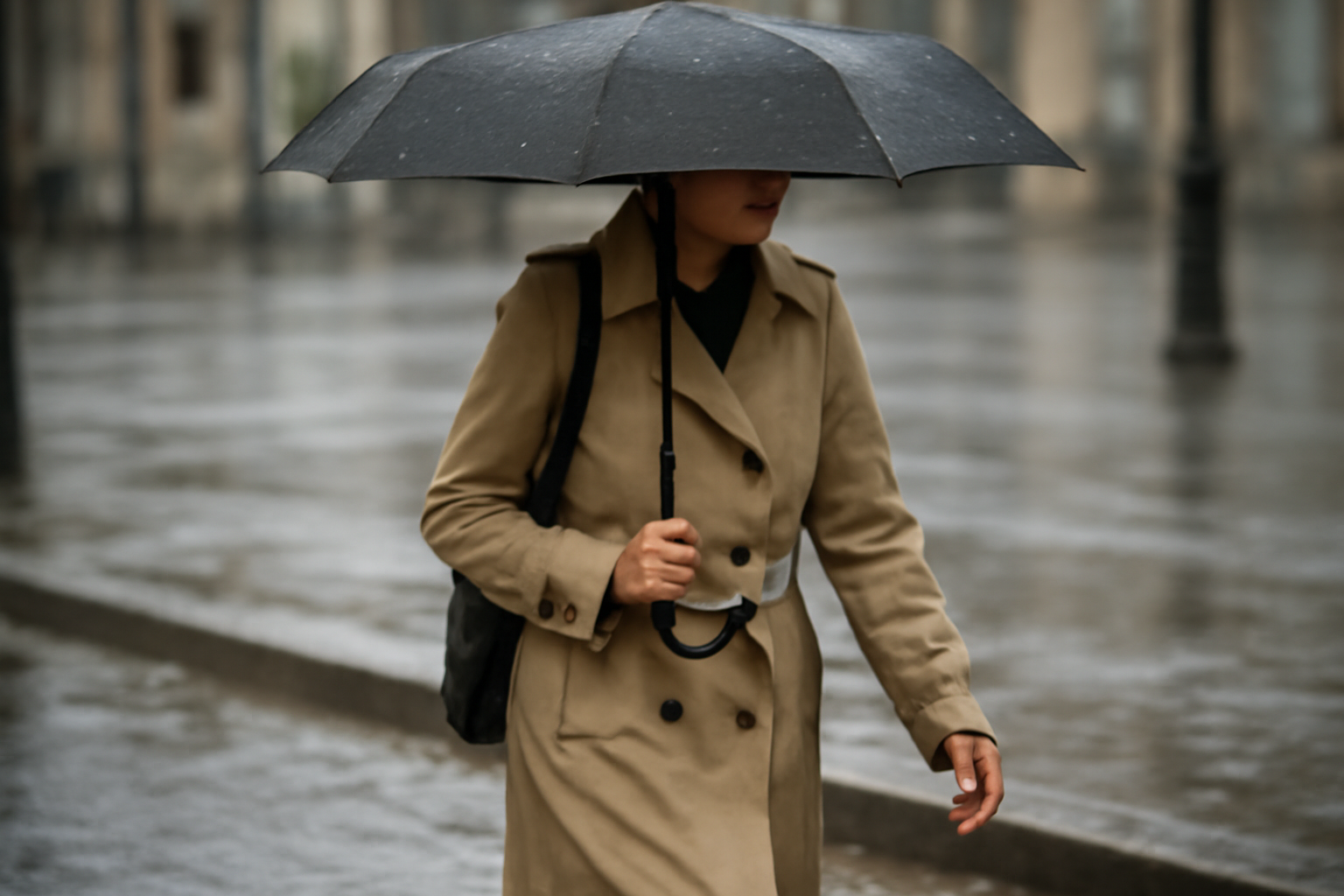 tendancemagasin-tenue-pluvieuse-active-ville personne marche avec manteau imper et parapluie
