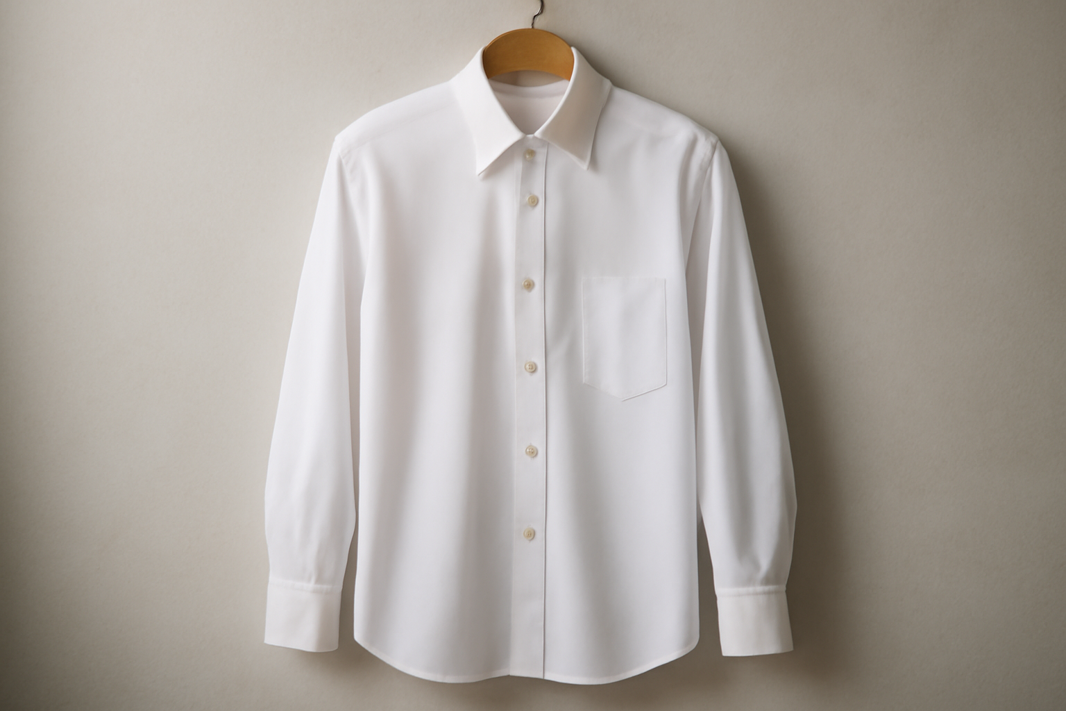 chemise bien repassée suspendue sur cintre