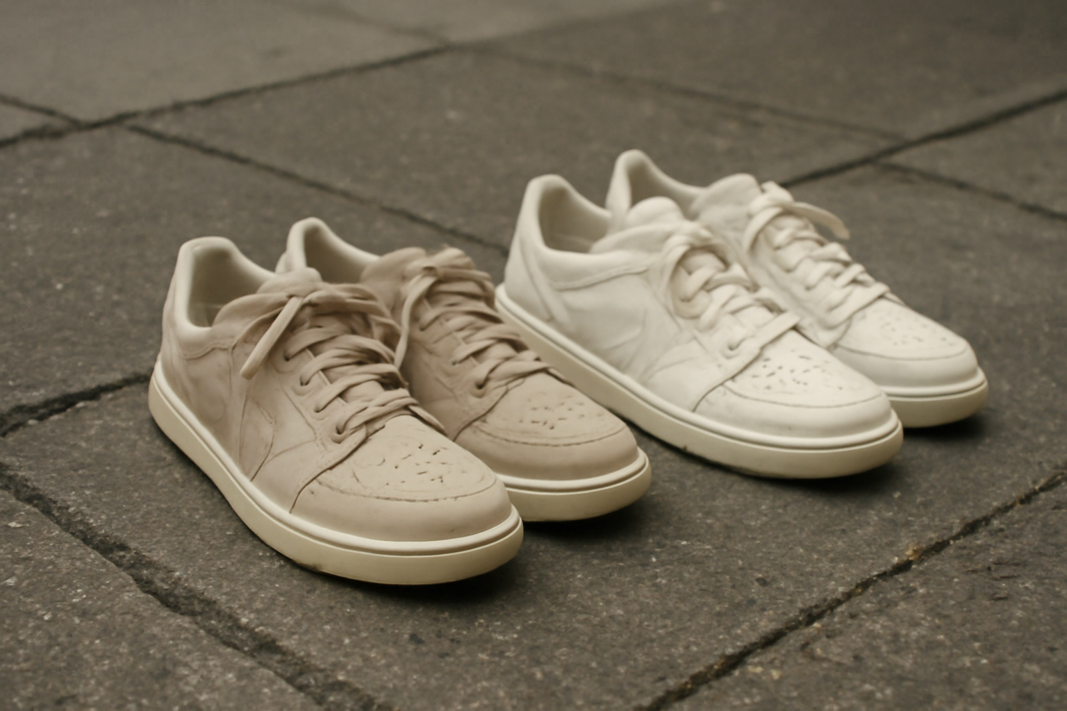 tendancemagasin-puma-aldo-baskets-ville deux paires de baskets posées sur sol urbain