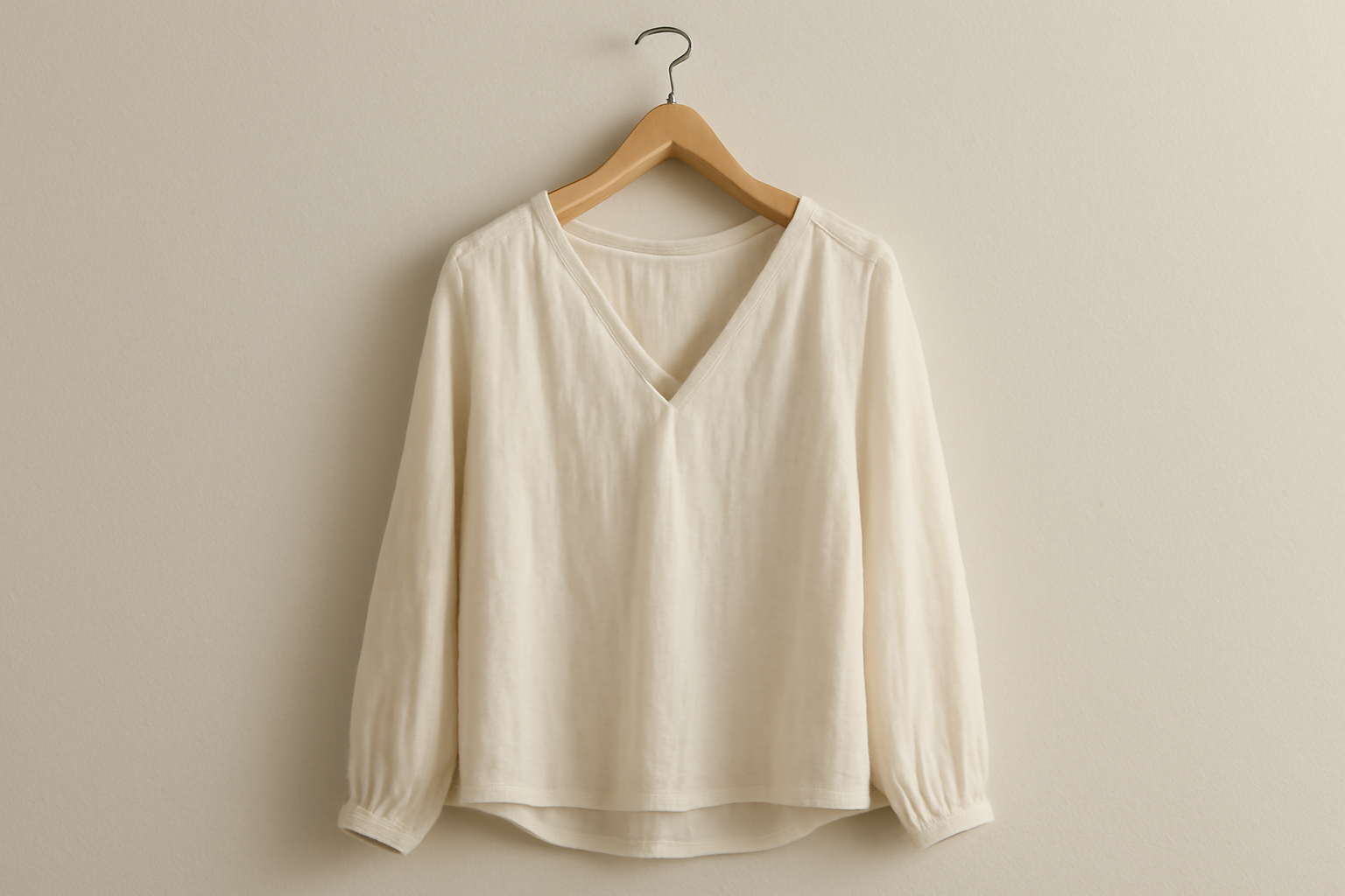 tendancemagasin-tissu-chemise-respirante blouse légère posée sur un cintre en bois